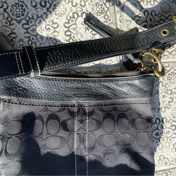 Authentic Coach Signature Crossbody Bag- Black - Picture 3 of 6